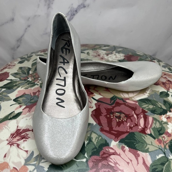 Kenneth Cole REACTION | Slip On By Silver Shimmer Flats | Sz 6.5 - Picture 11 of 13